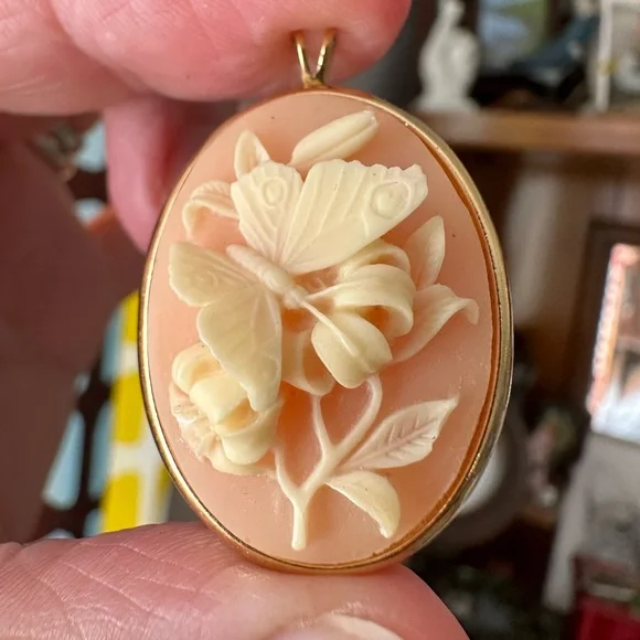 Vintage Trifari brand pendant featuring a butterfly - Picture 10 of 16